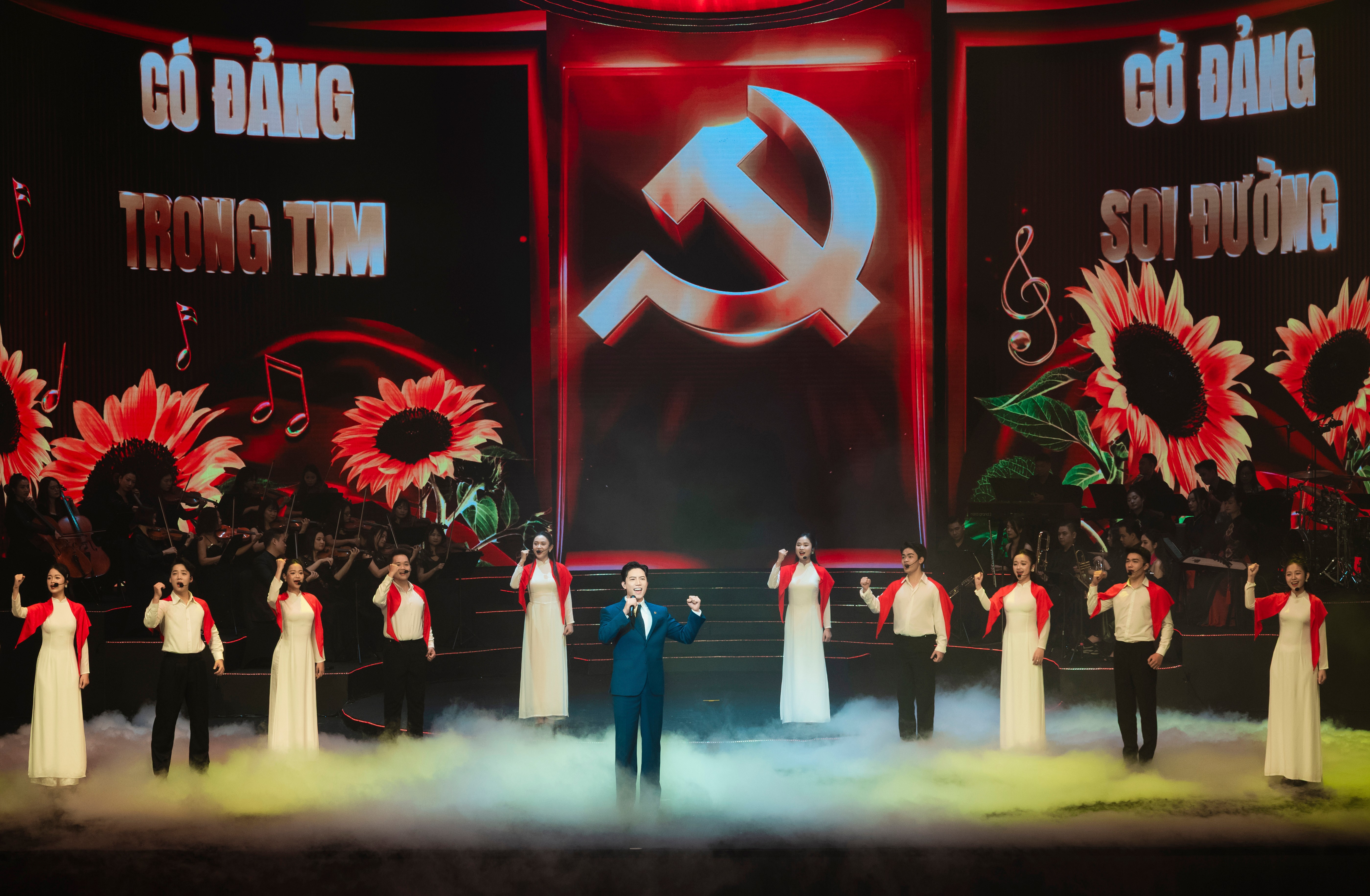 Ca sỹ Anh Tú biểu diễn trong chương trình nghệ thuật chính luận "Mãi mãi niềm tin theo Đảng" tối 16/1, tại Nhà hát Hồ Gươm (Hà Nội). (Ảnh: CTV/Vietnam+)