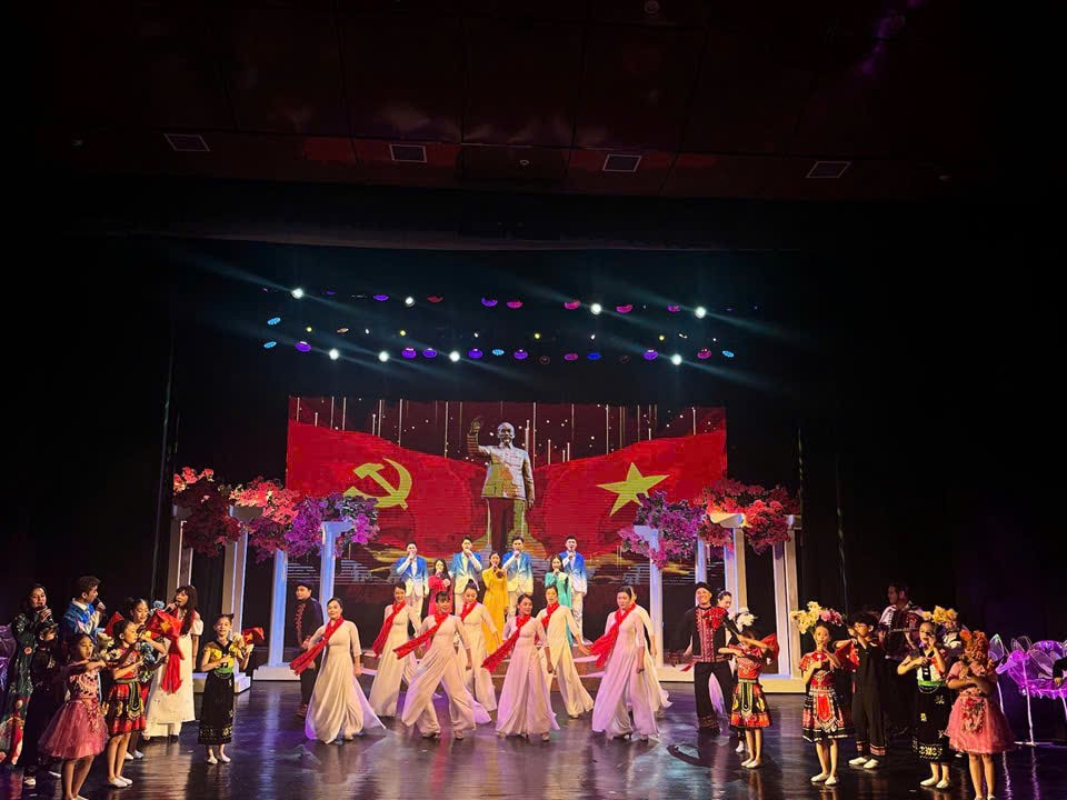 Chương trình nghệ thuật “Sáng mãi niềm tin theo Đảng của ”Nhà hát Nghệ thuật đương đại Việt Nam. (Ảnh: CTV/Vietnam+)