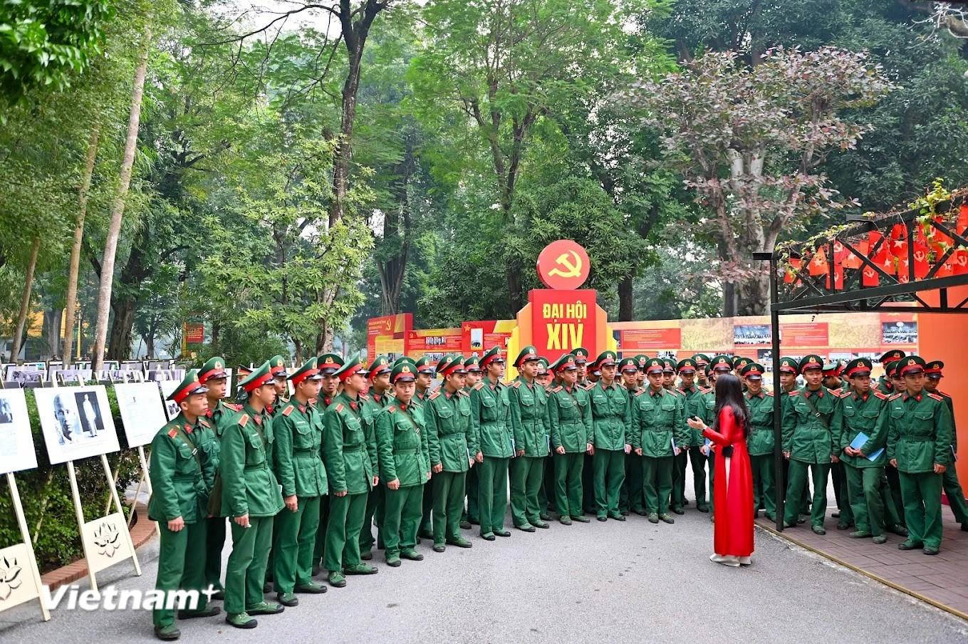 Cụm trưng bày thu hút đông đảo các tầng lớp nhân dân, cán bộ, chiến sỹ tham quan. (Ảnh: Nam Nguyễn/Vietnam+)