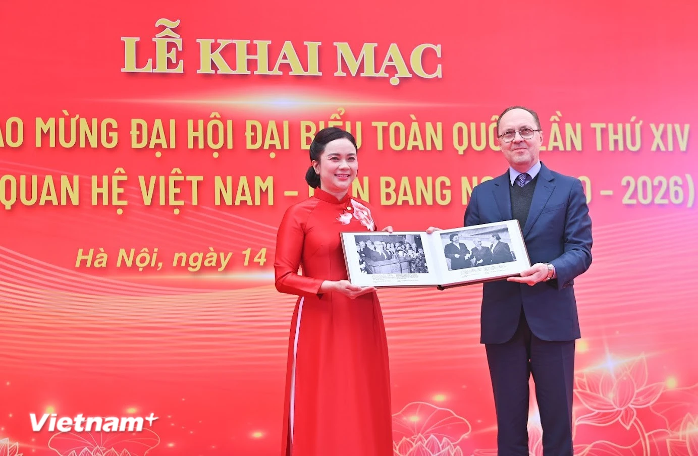 Giám đốc Khu Di tích Chủ tịch Hồ Chí Minh tại Phủ Chủ tịch Lê Thị Phượng tiếp nhận hiện vật từ Đại sứ Liên bang Nga Gennady S. Bezdetko. (Ảnh: PV/Vietnam+)