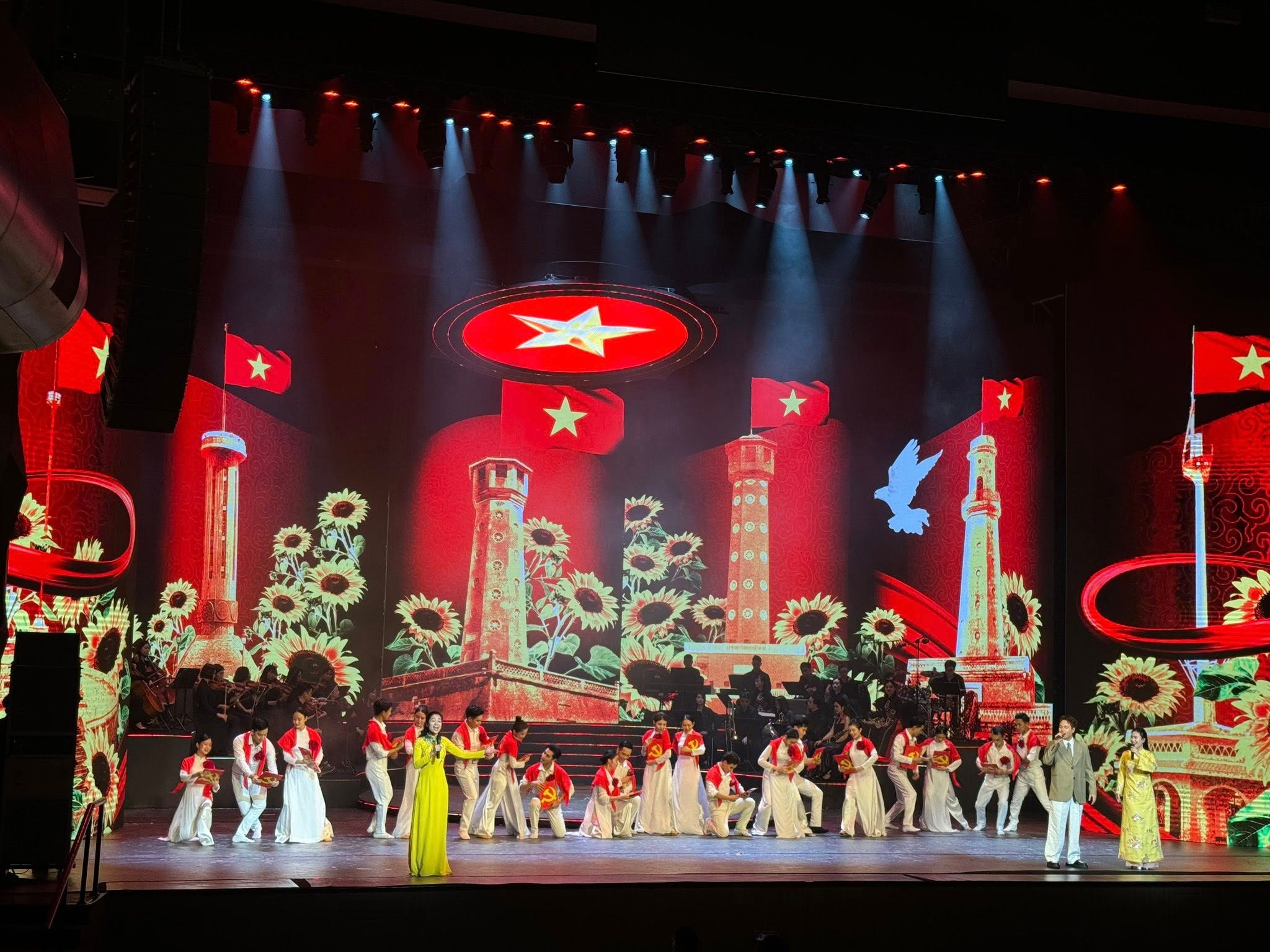 Chương trình khơi dậy niềm tự hào dân tộc, củng cố niềm tin của Nhân dân đối với Đảng. (Ảnh: CTV/Vietnam+)