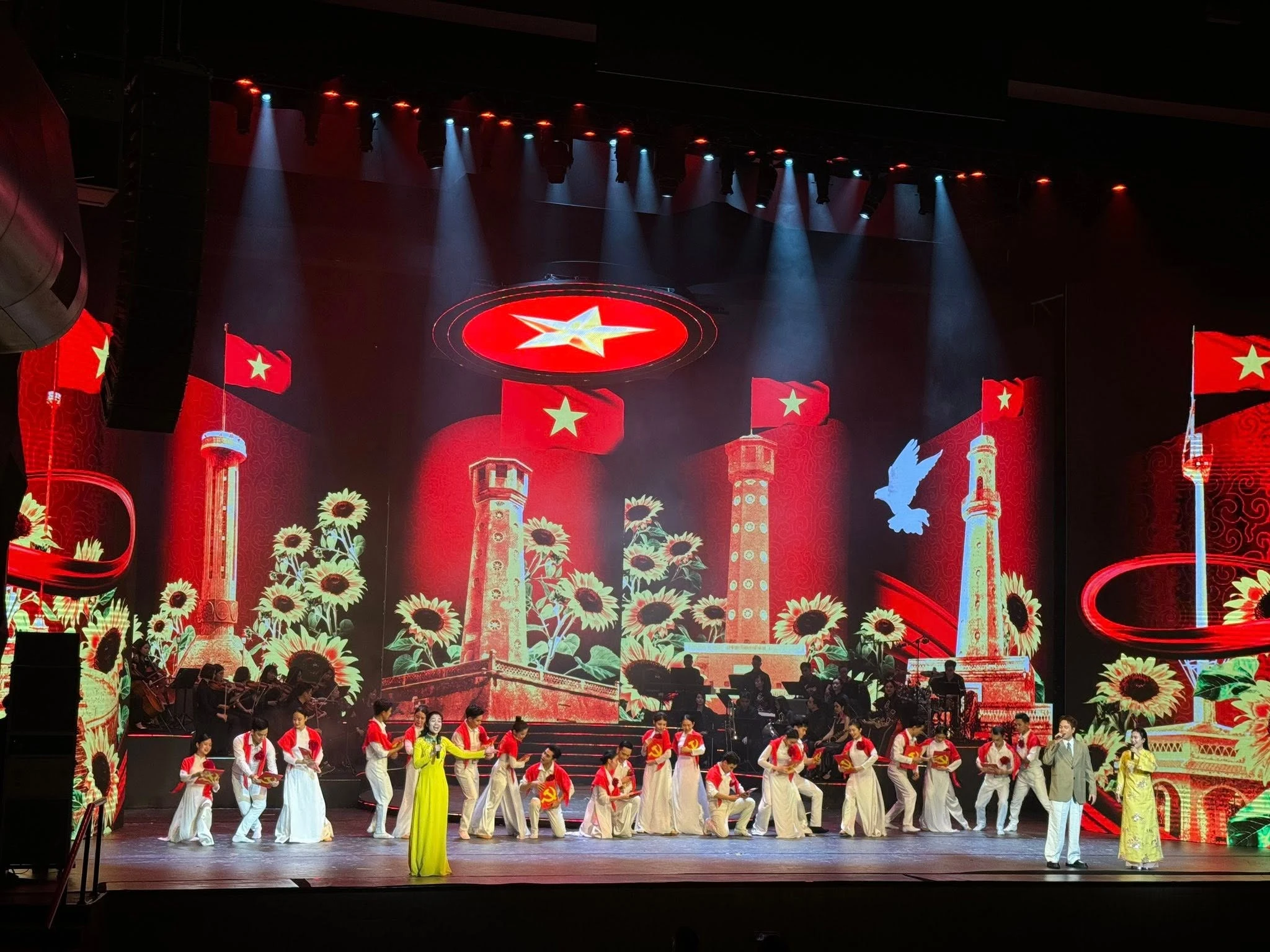 Chương trình khơi dậy niềm tự hào dân tộc, củng cố niềm tin của Nhân dân đối với Đảng. (Ảnh: CTV/Vietnam+)