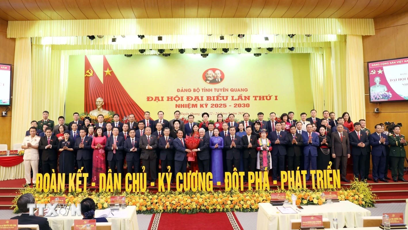 Ban Chấp hành Đảng bộ tỉnh Tuyên Quang nhiệm kỳ 2025-2030 ra mắt Đại hội. (Ảnh: Quang Cường/TTXVN)