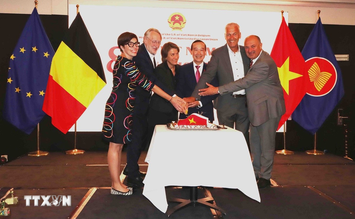 Đại sứ Nguyễn Văn Thảo cùng các quan chức Bỉ, EU cắt bánh mừng 80 năm Quốc khánh Việt Nam. (Ảnh: Hương Giang/TTXVN)