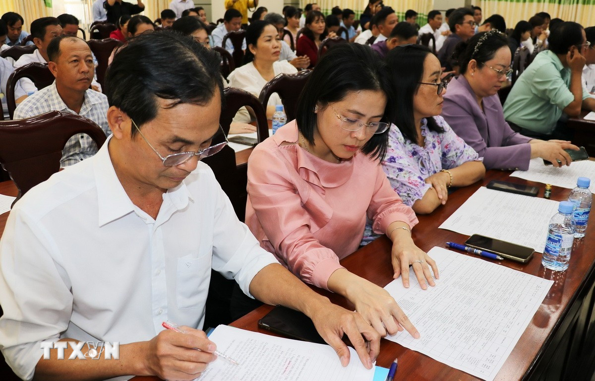 Các đại biểu nghiên cứu tiểu sử trích ngang các ứng cử viên đại biểu Quốc hội khóa XVI. (Ảnh: Hữu Chí/TTXVN)