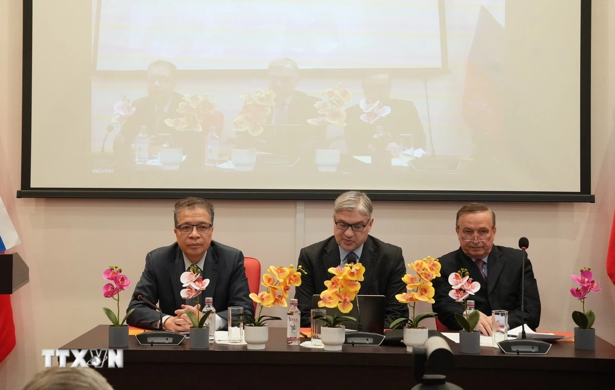 Đại sứ Việt Nam tại Nga Đặng Minh Khôi (ảnh trái) tham dự phiên toàn thể của Hội nghị và thông báo cô đọng tới Hội nghị những kết quả nổi bật nhất của Đại hội XIV. (Ảnh: Trần Hải/TTXVN)
