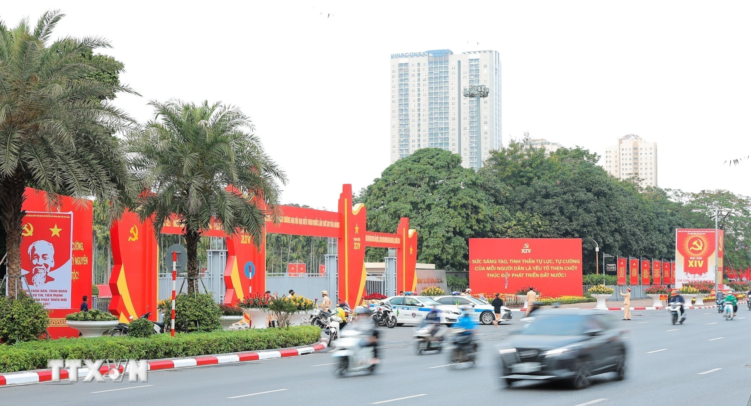 Biểu tượng búa liềm, cờ Đảng, cờ Tổ quốc chào mừng Đại hội đại biểu toàn quốc lần thứ XIV của Đảng trước cửa Trung tâm Hội nghị Quốc gia. (Ảnh: Lê Đông/TTXVN)