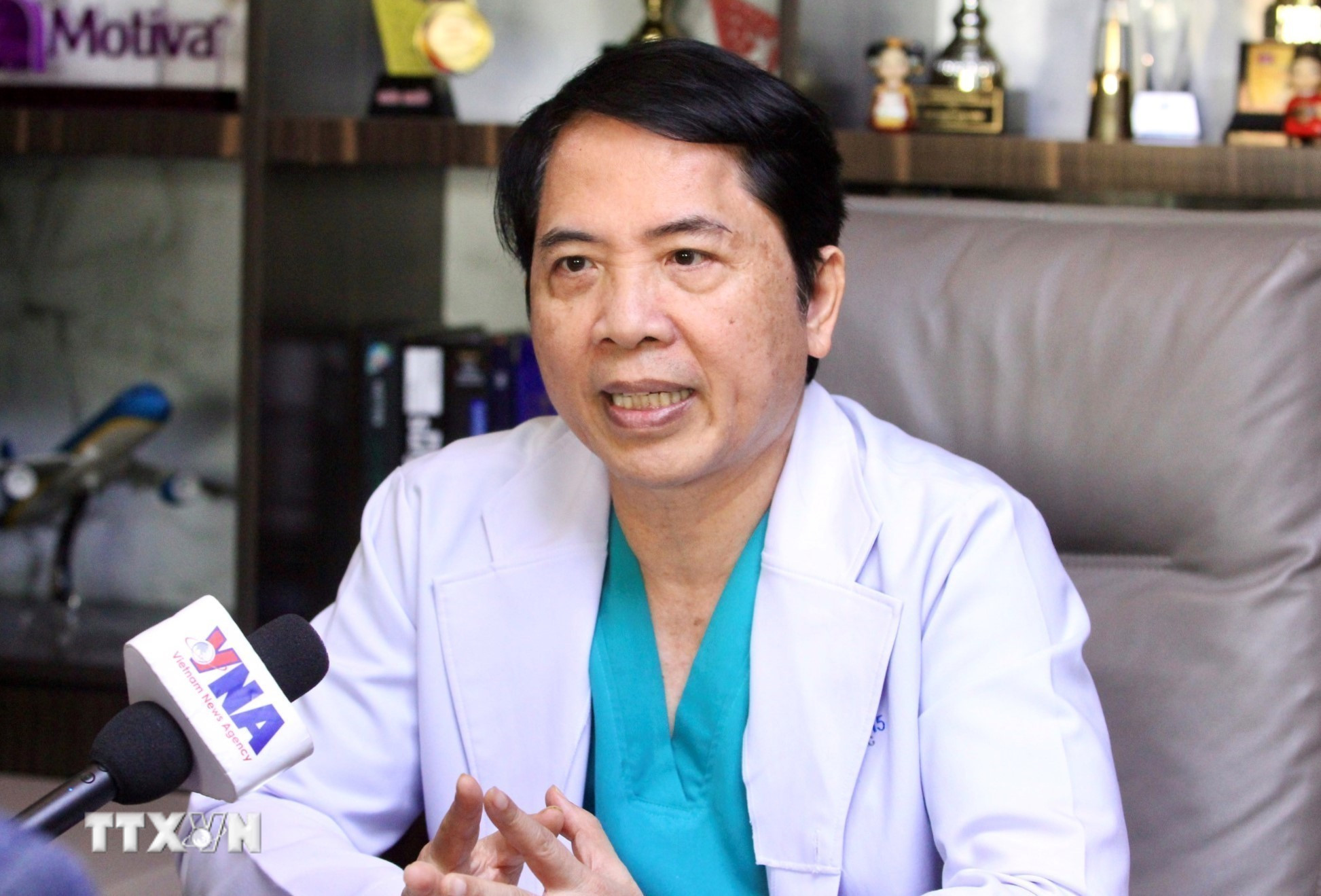 Tiến sỹ, Bác sỹ Heng LiHong chia sẻ quan điểm xoay quanh đột phá chiến lược về nhân lực, kỳ vọng về mô hình tăng trưởng mới và nhiều vấn đề quan trọng khác của đất nước trong cuộc phỏng vấn phóng viên TTXVN tại Phnom Penh. (Ảnh: Quang Anh/TTXVN)