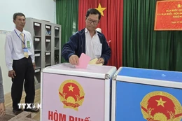 Các cử tri trên đảo tiền tiêu Nhơn Châu (tỉnh Gia Lai) tham gia bỏ phiếu bầu đại biểu Quốc hội khóa XVI và đại biểu Hội đồng Nhân dân các cấp nhiệm kỳ 2026-2031. (Ảnh: Quang Thái/TTXVN)