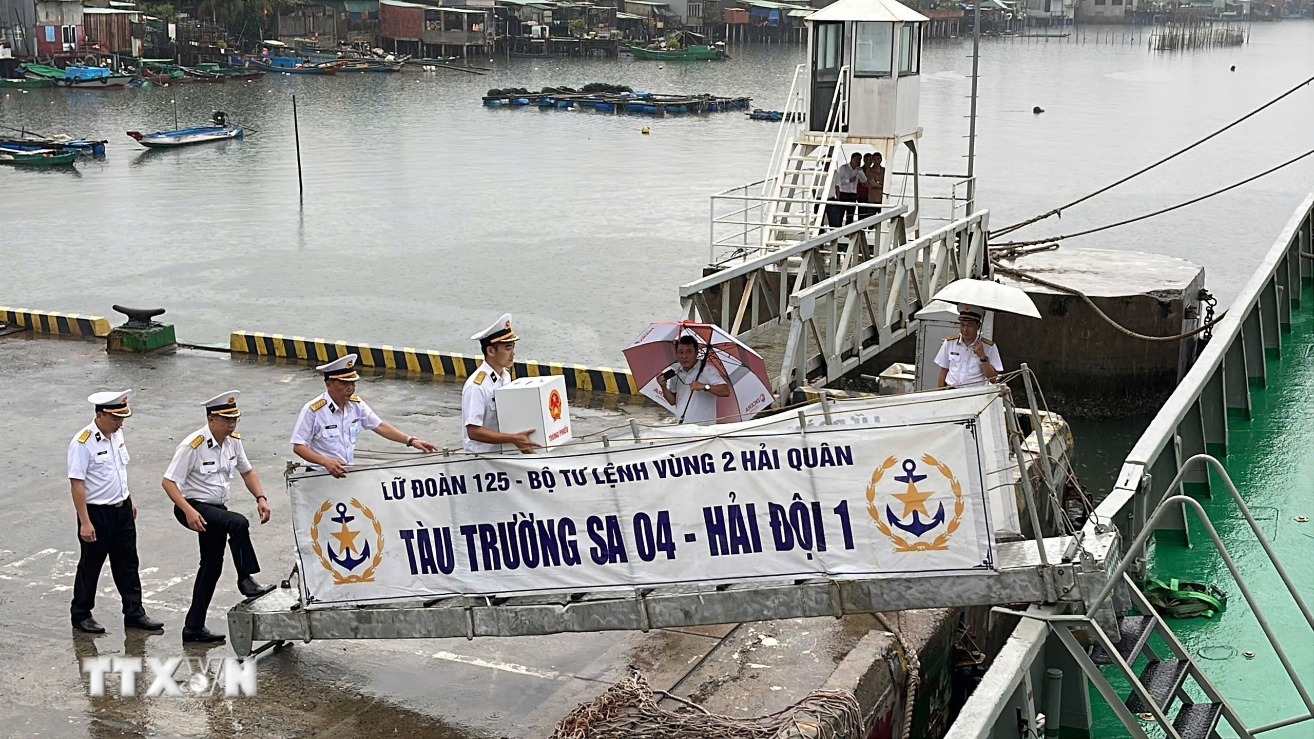 Hai tàu Trường Sa 04 và Trường Sa 21 mang theo những hòm phiếu đỏ thắm cùng niềm tin và kỳ vọng của đất liền hướng ra khơi xa. (Ảnh: TTXVN phát)