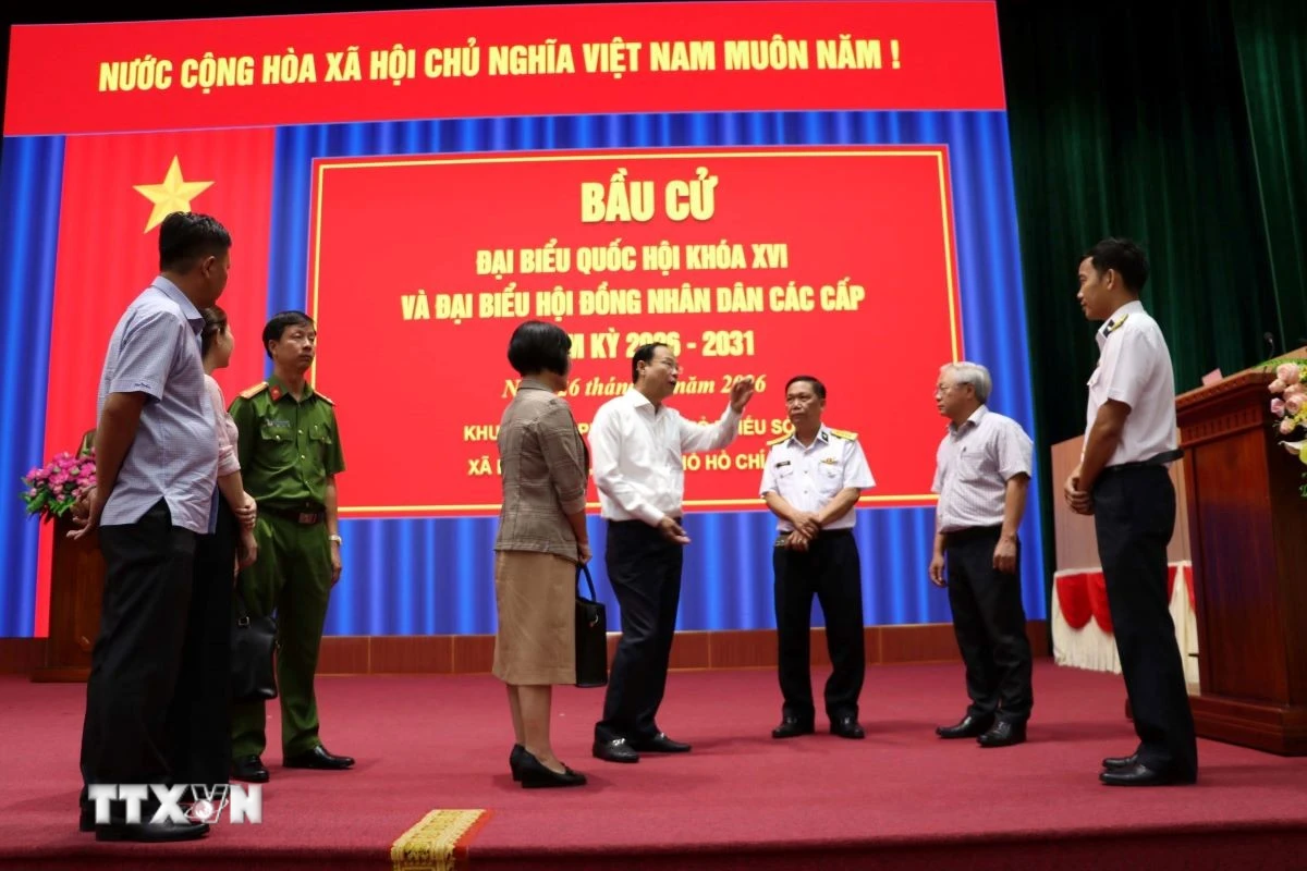 Kiểm tra công tác chuẩn bị bầu cử sớm tại khu vực bỏ phiếu số 3 (tại Vùng 2 Hải quân, xã Long Sơn). (Ảnh: Đoàn Mạnh Dương/TTXVN)