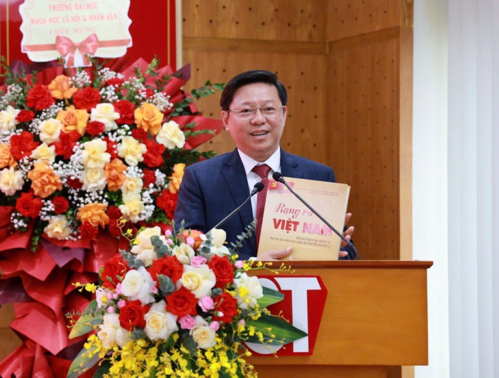 Phó Trưởng Ban Tuyên giáo và Dân vận Trung ương Trần Thanh Lâm giới thiệu cuốn sách tại buổi lễ.