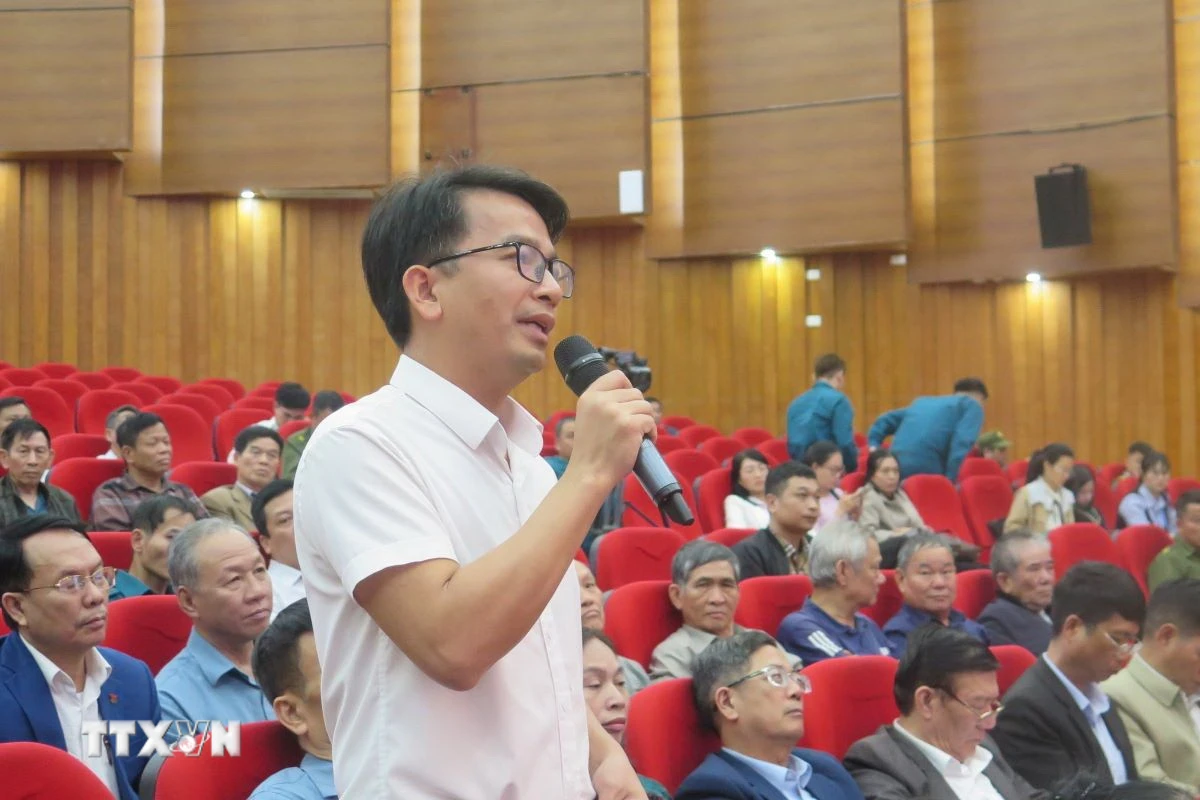 Cử tri bày tỏ tín nhiệm cao đối với các ứng cử viên đại biểu Quốc hội khóa XVI và nêu kiến nghị tại buổi tiếp xúc. (Ảnh: Hương Thu/TTXVN)