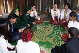 Lực lượng biên phòng và các già làng, trưởng bản đến từng hộ gia đình người Chứt ở bản Rào Tre để tuyên truyền về công tác bầu cử. (Ảnh: Hữu Quyết/TTXVN)