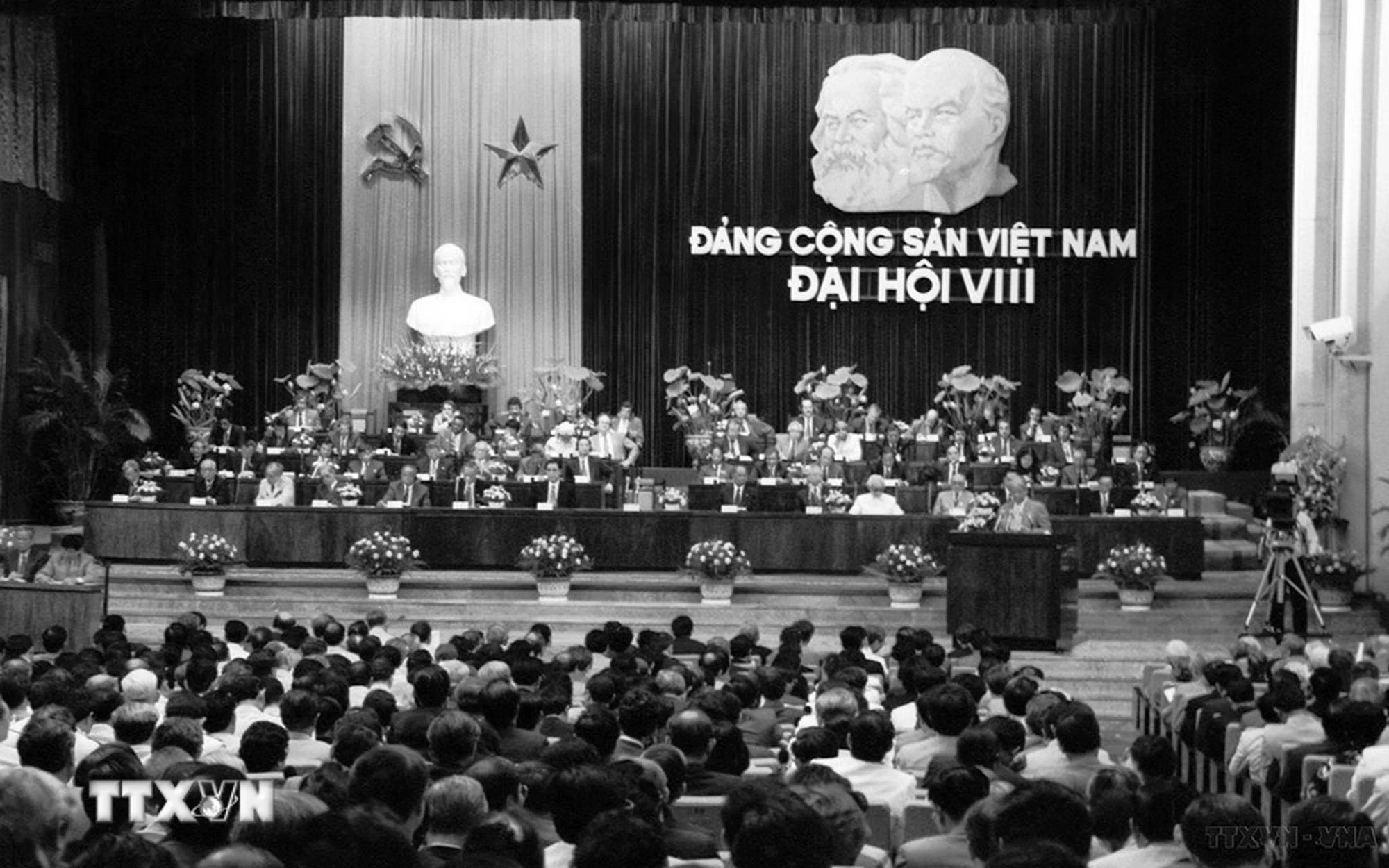 Đại hội đại biểu toàn quốc Đảng Cộng sản Việt Nam lần thứ VIII. (Ảnh: TTXVN)