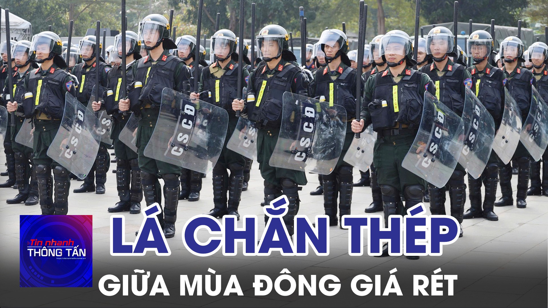 Lá chắn thép Cảnh sát cơ động giữa mùa đông giá rét