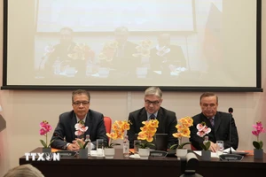 Đại sứ Việt Nam tại Nga Đặng Minh Khôi (ảnh trái) tham dự phiên toàn thể của Hội nghị và thông báo cô đọng tới Hội nghị những kết quả nổi bật nhất của Đại hội XIV. (Ảnh: Trần Hải/TTXVN)