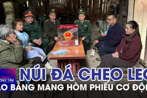 Cao Bằng mang hòm phiếu cơ động lên núi đá cheo leo 