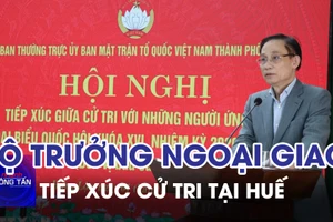 Bộ trưởng Bộ Ngoại giao Lê Hoài Trung tiếp xúc cử tri tại Huế