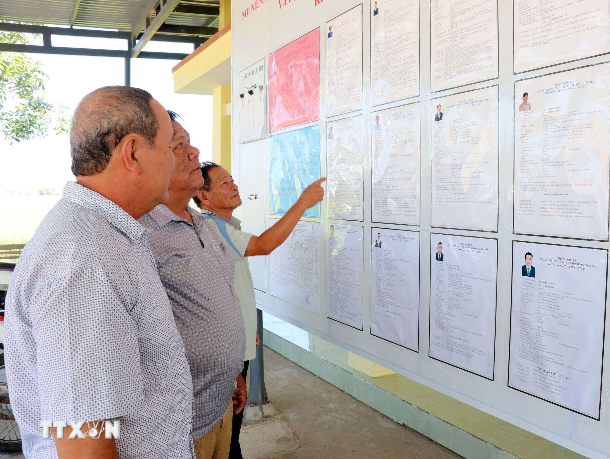 Cử tri ở thôn Văn Lâm 2 (xã Thuận Nam, tỉnh Khánh Hòa) tìm hiểu tóm tắt tiểu sử người ứng cử tại đơn vị bầu cử số 3, khu vực bỏ phiếu số 5. (Ảnh: Công Thử/TTXVN)