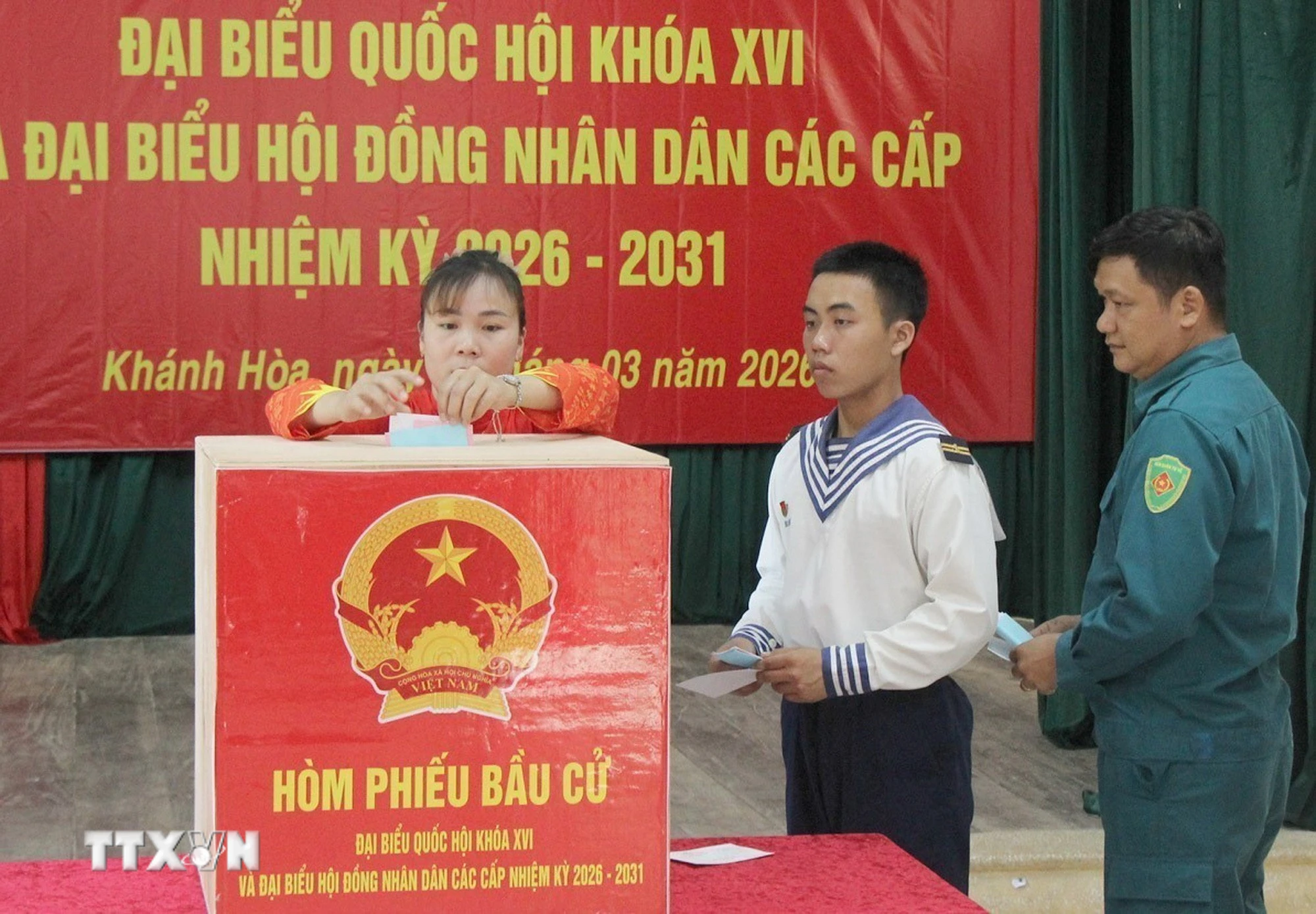 Cử tri đặc khu Trường Sa bỏ phiếu bầu đại biểu Quốc hội khóa XVI và Hội đồng Nhân dân các cấp nhiệm kỳ 2026-2031. (Ảnh: TTXVN phát)