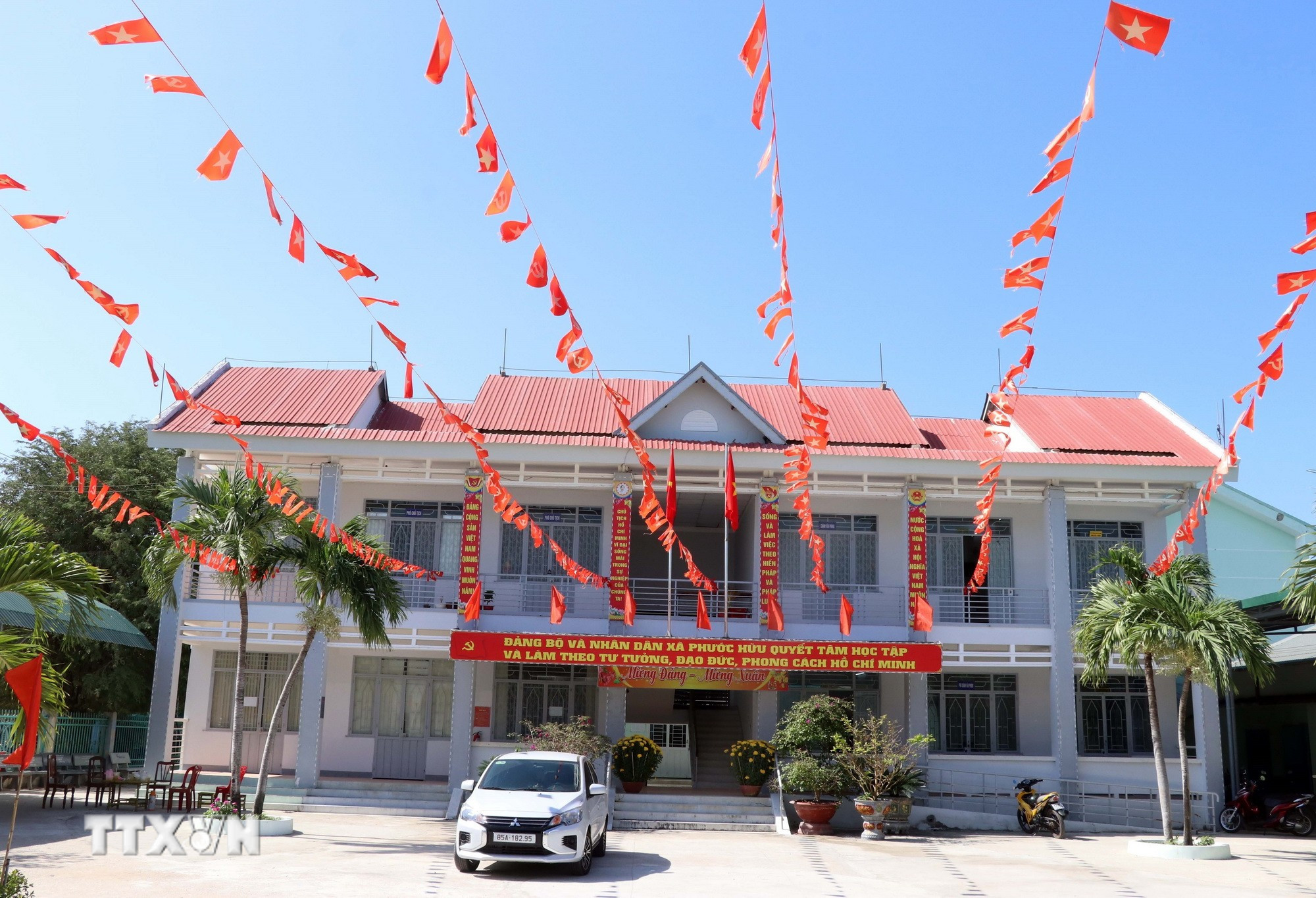 Xã Phước Hữu (tỉnh Khánh Hòa) trang trí lộng lẫy cờ hoa chào mừng bầu cử Quốc hội khóa XVI và Hội đồng Nhân dân các cấp nhiệm kỳ 2026- 2031. (Ảnh: Công Thử/TTXVN)