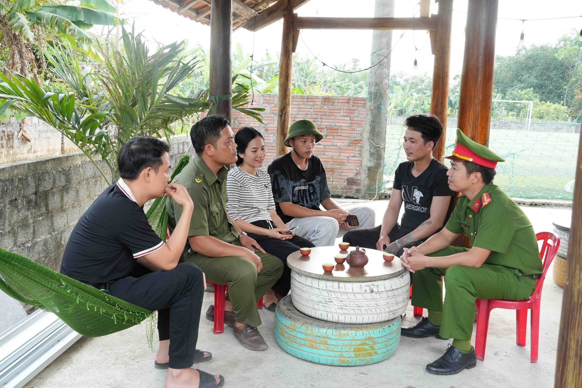 Công an xã Bố Trạch (Quảng Trị) và lực lượng an ninh cơ sở tuyên truyền về ngày hội bầu cử đến mọi người dân. (Ảnh: Tá Chuyên/TTXVN)