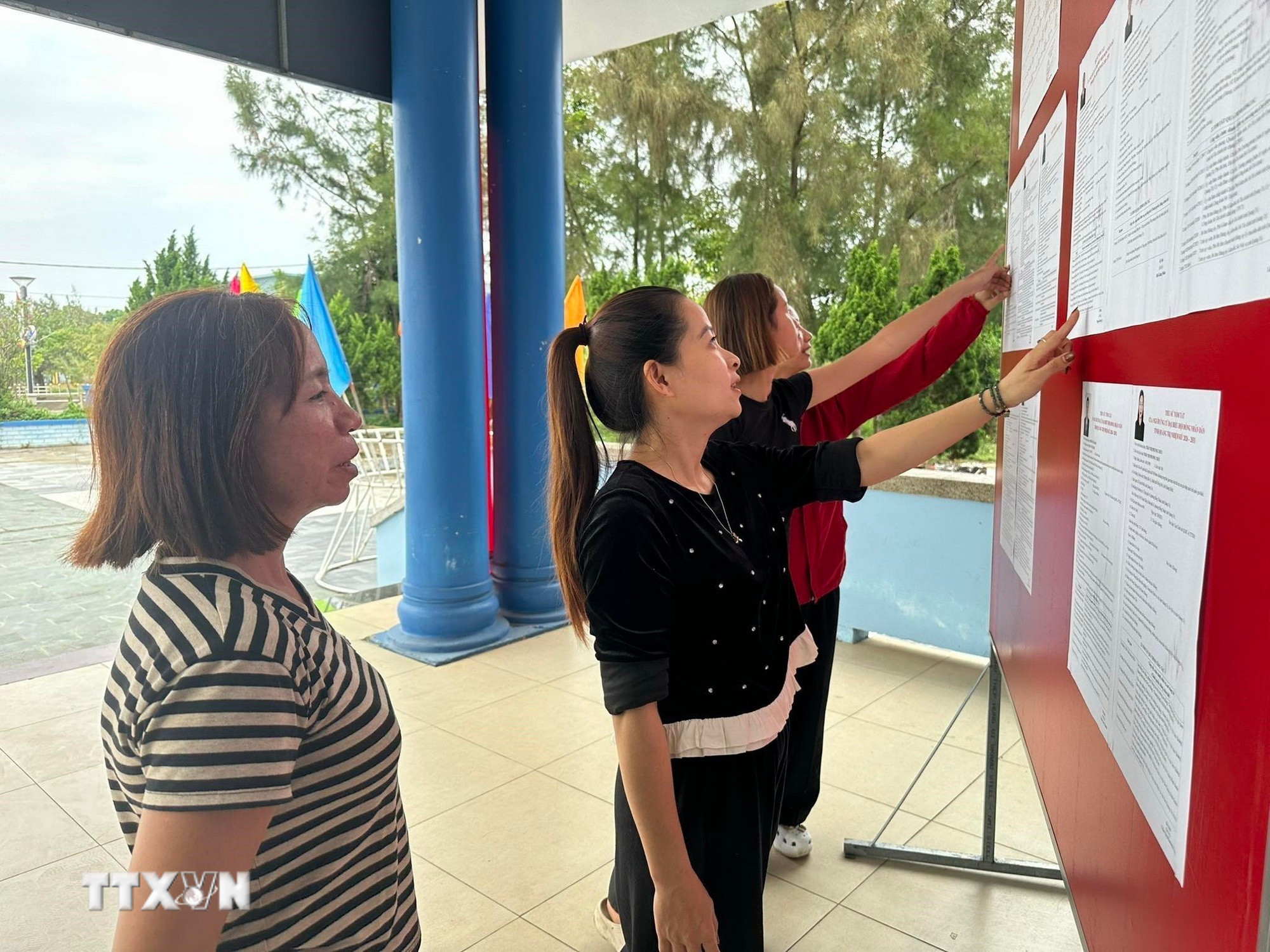 Cử tri xem bảng niêm yết danh sách chính thức, tiểu sử tóm tắt những người ứng cử đại biểu Quốc hội khóa XVI và đại biểu Hội đồng Nhân dân tỉnh Quảng Trị nhiệm kỳ 2026-2031. (Ảnh: TTXVN phát)
