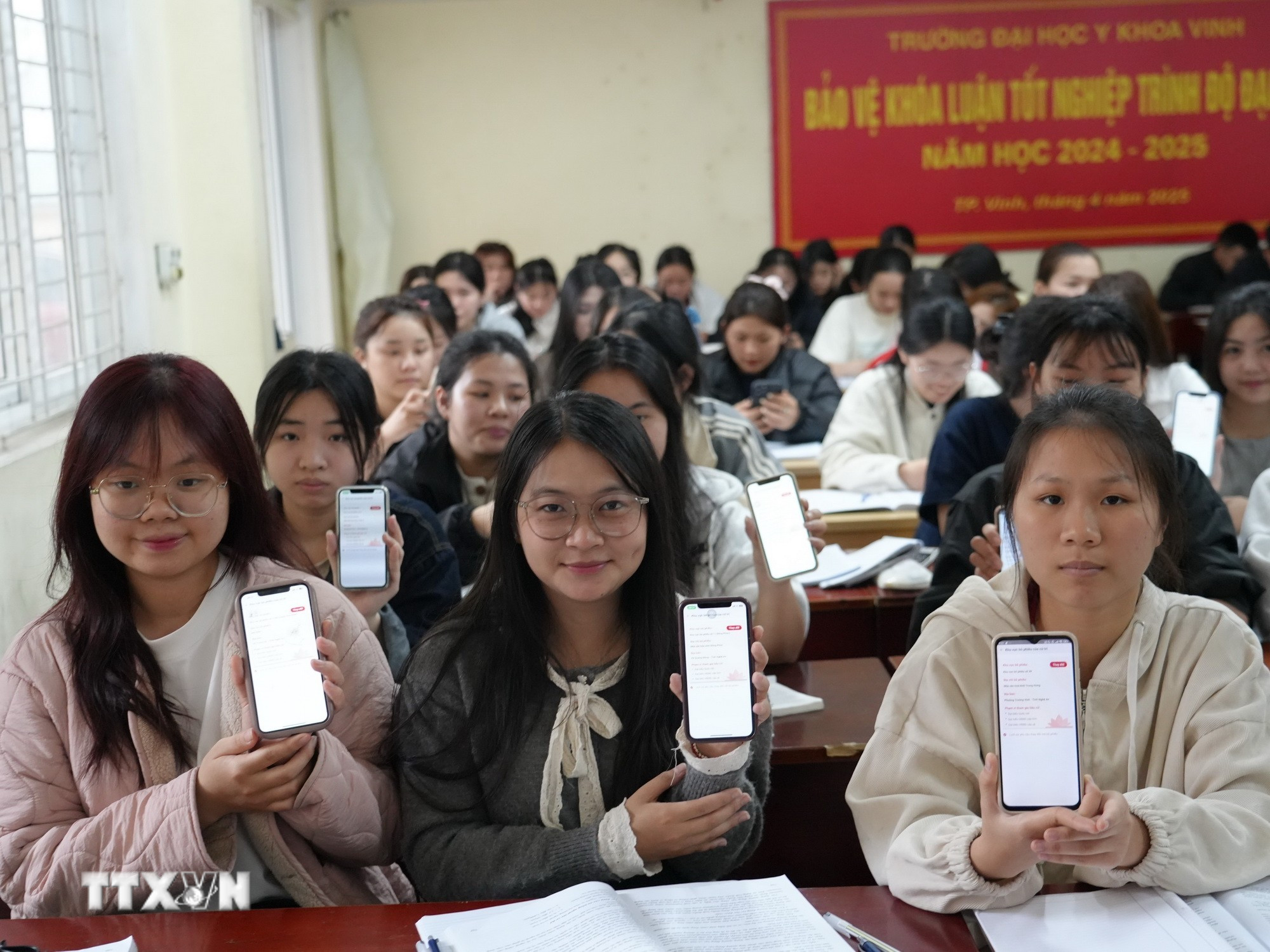 Tất cả các thông tin của sinh viên Trường Đại học Y khoa Vinh đã được cập nhật qua phần mềm VNeID. (Ảnh: Bích Huệ/TTXVN)