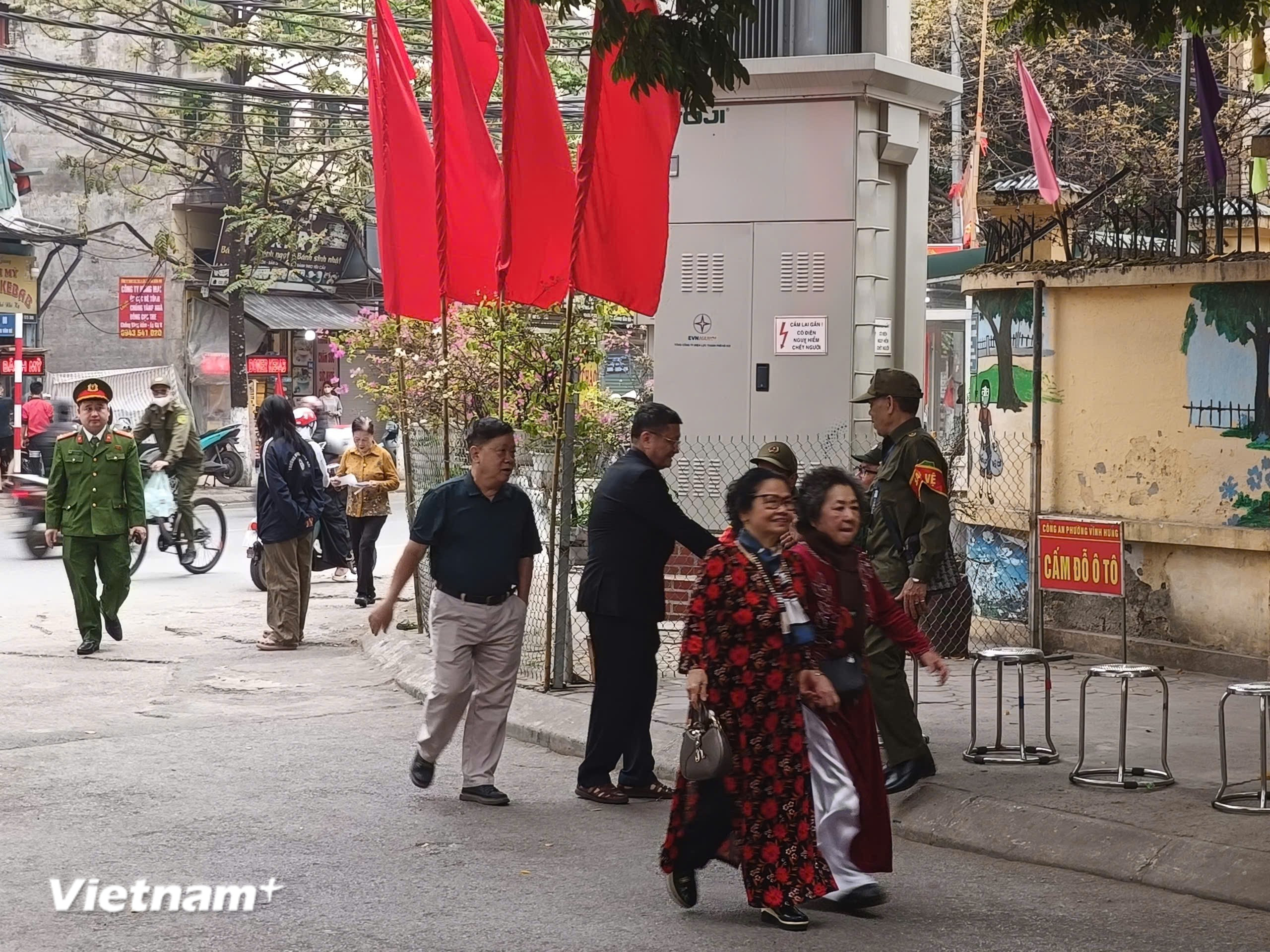 Cử tri đến điểm bầu cử số 1, phường Vĩnh Hưng. (Ảnh: Thu Hương/Vietnam+)