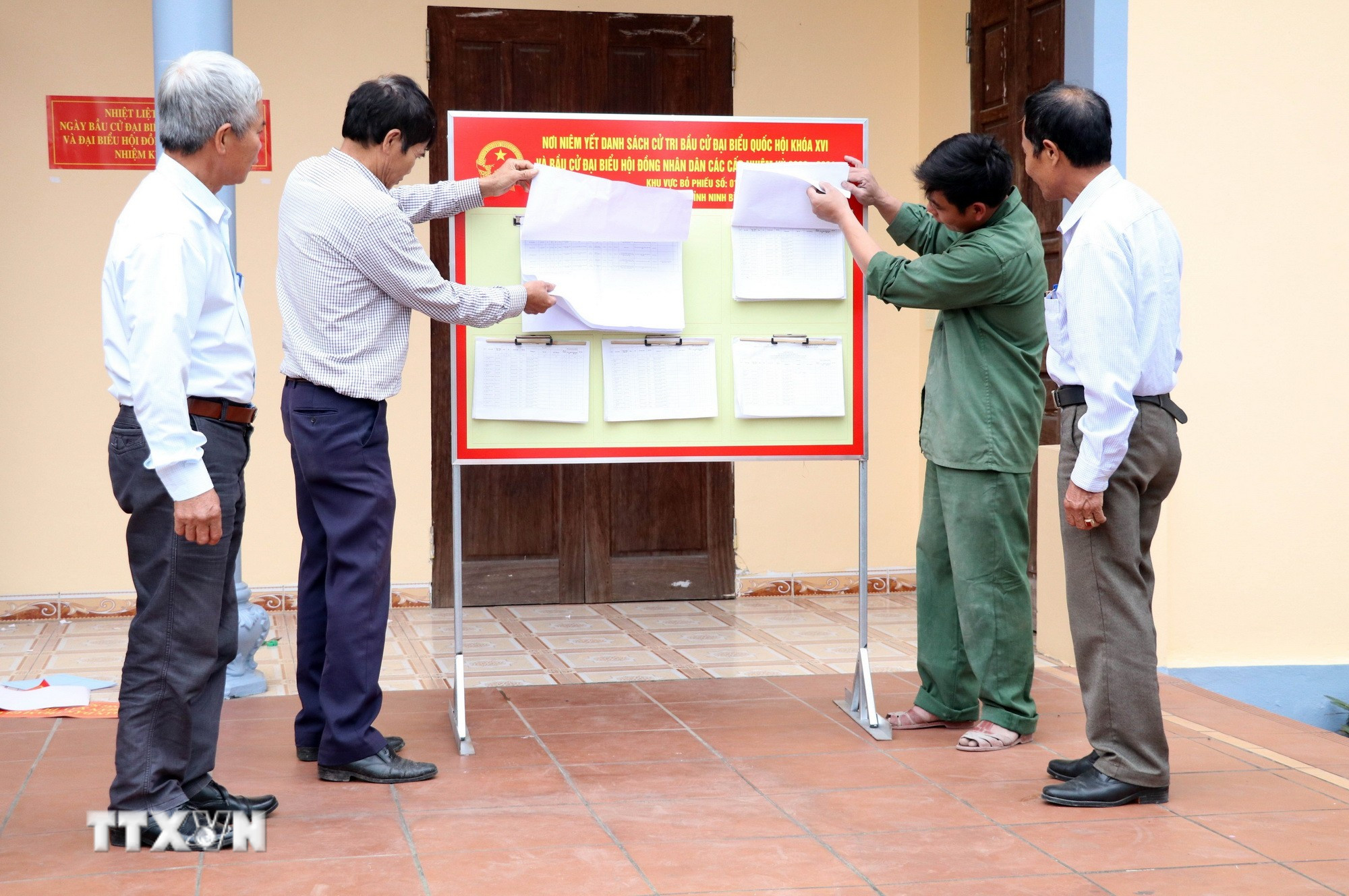 Kiểm tra, rà soát danh sách cử tri tại khu vực bỏ phiếu số 1, xã Xuân Hồng, tỉnh Ninh Bình. (Ảnh: Thùy Dung/TTXVN)