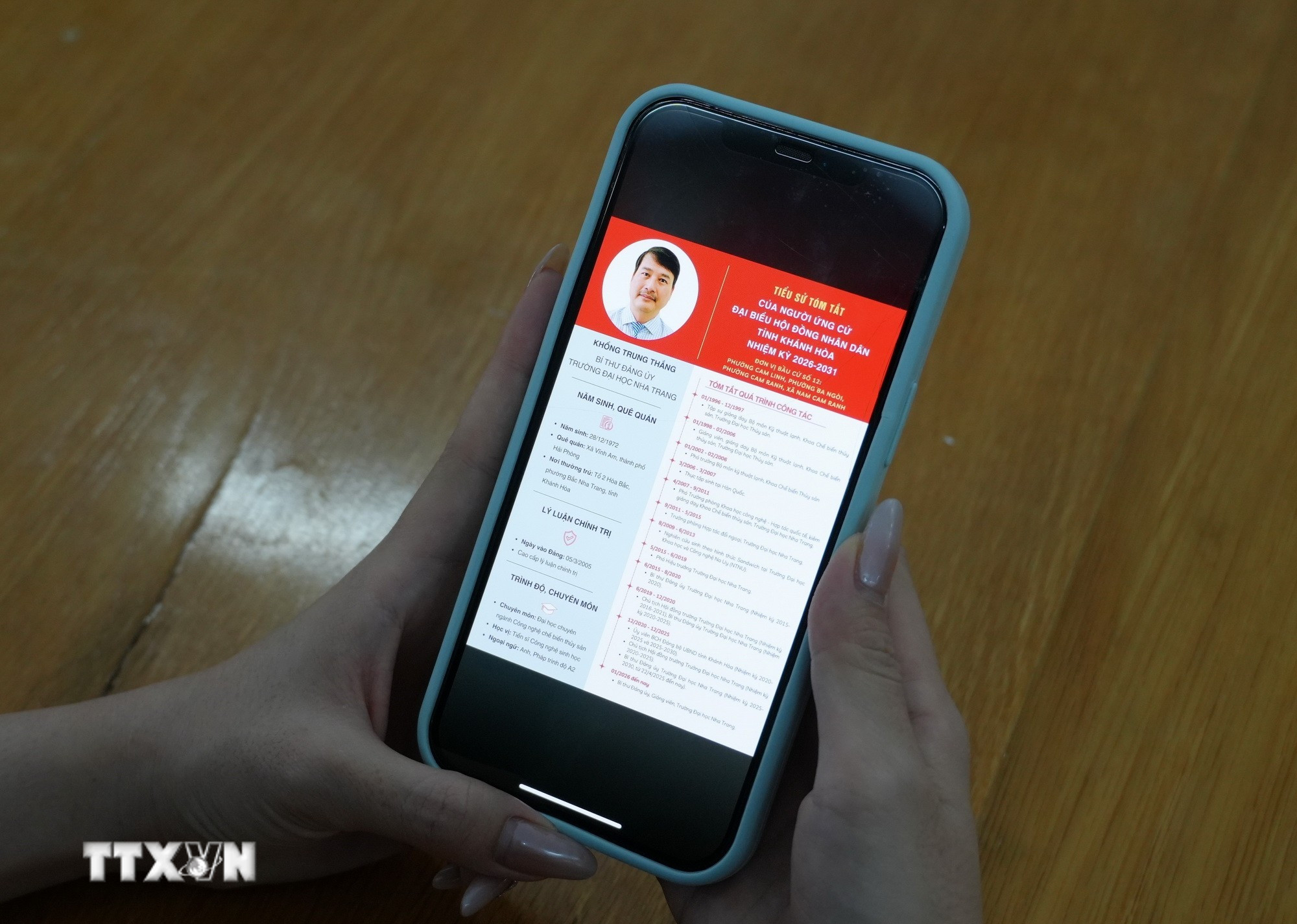 Thông tin về người ứng cử đại biểu Hội đồng nhân dân tỉnh Khánh Hòa nhiệm kỳ 2026-2031 được đăng tải trên các kênh thông tin số, giúp cử tri thuận tiện theo dõi, tìm hiểu. (Ảnh: Nguyễn Thành/TTXVN)
