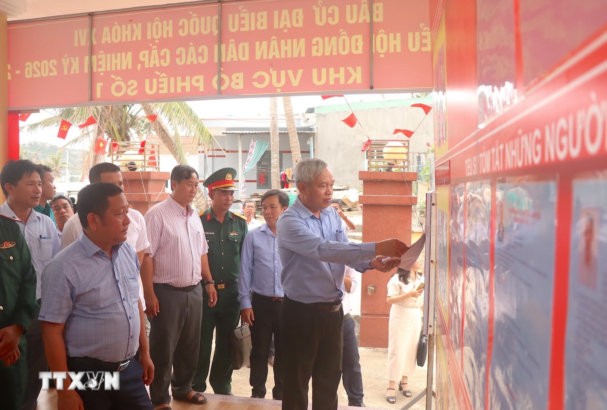 Công tác kiểm tra các điểm bầu cử trên xã đảo Nhơn Châu (tỉnh Gia Lai) được chuẩn bị kỹ lưỡng, sẵn sàng cho ngày hội của non sông. (Ảnh: Quang Thái/TTXVN)