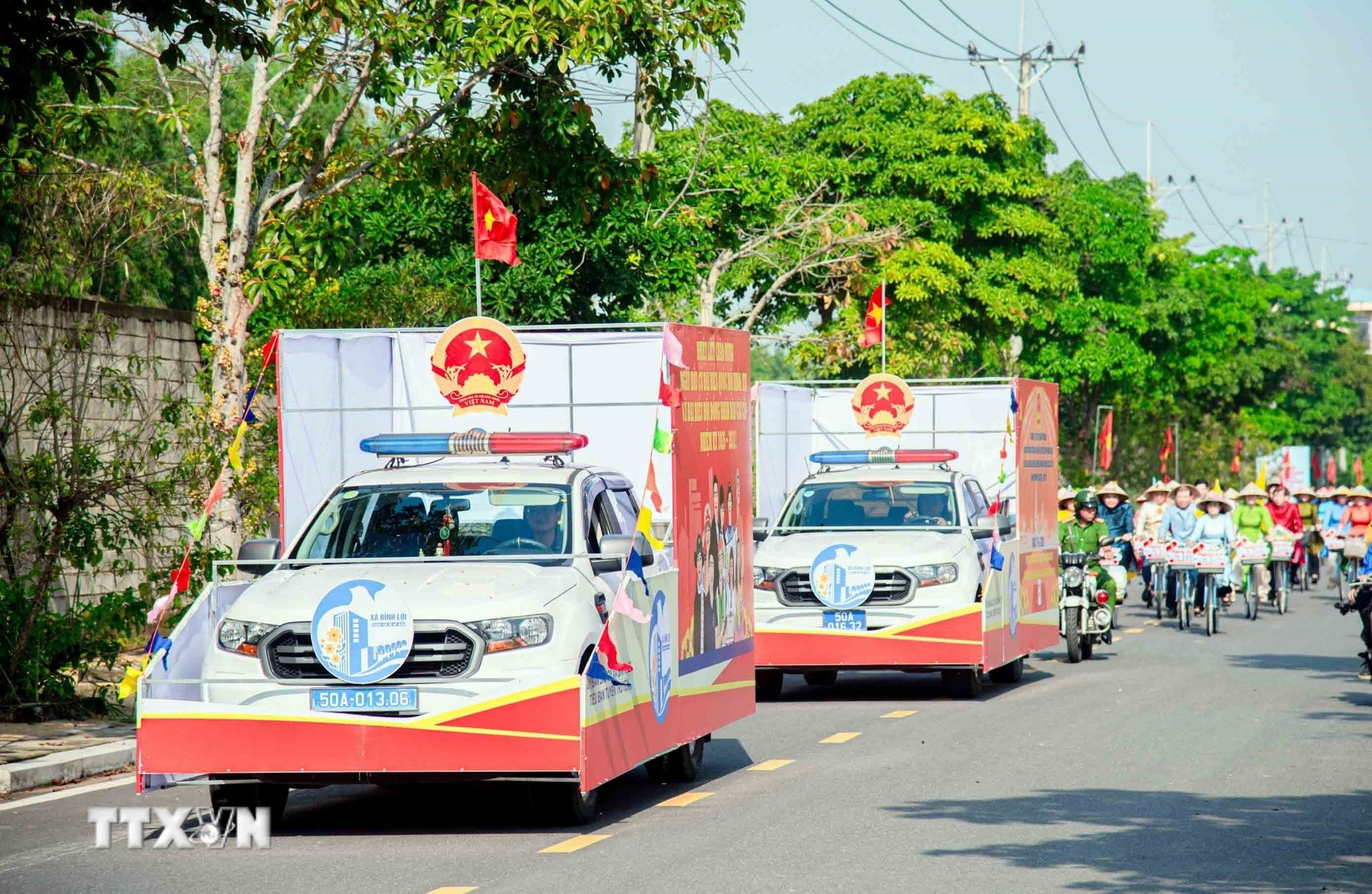 Diễu hành bằng xe tuyên truyền bầu cử tại phường Bình Lợi. (Ảnh: Xuân Khu/TTXVN)