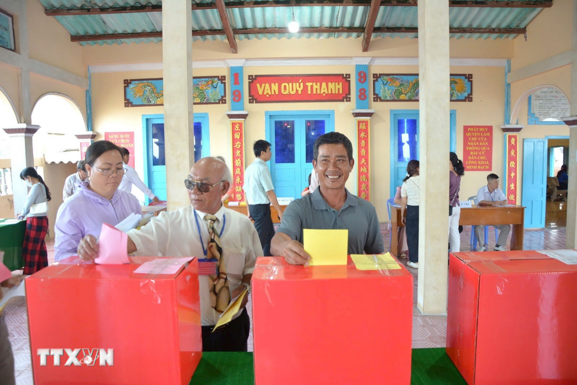 Cử tri đặc khu Phú Quý (Lâm Đồng) nô nức khí thế và phấn khởi tham gia vào ngày hội lớn. (Ảnh: Nguyễn Thanh/ TTXVN)