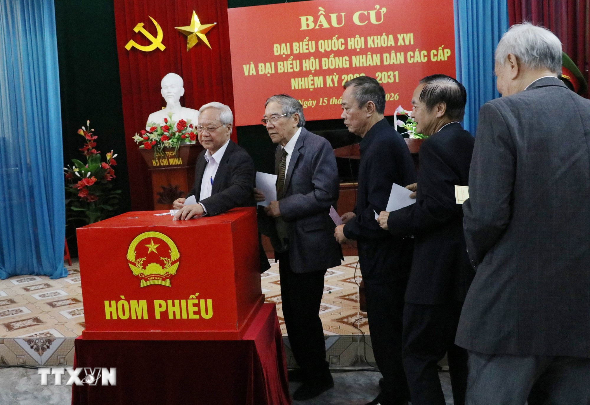 Ngay từ sáng sớm, các cử tri phường Hoa Lư, tỉnh Ninh Bình đến bỏ phiếu tại Khu vực bỏ phiếu số 27. (Ảnh: Hải Yến/TTXVN)