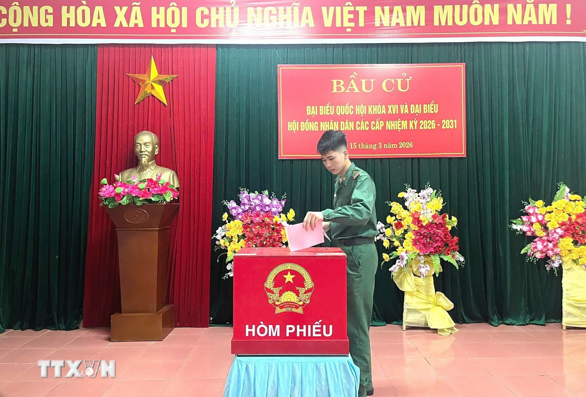 Mỗi lá phiếu gửi gắm niềm tin, kỳ vọng vào các đại biểu được chọn của cử tri khu vực biên giới. (Ảnh: TTXVN phát)