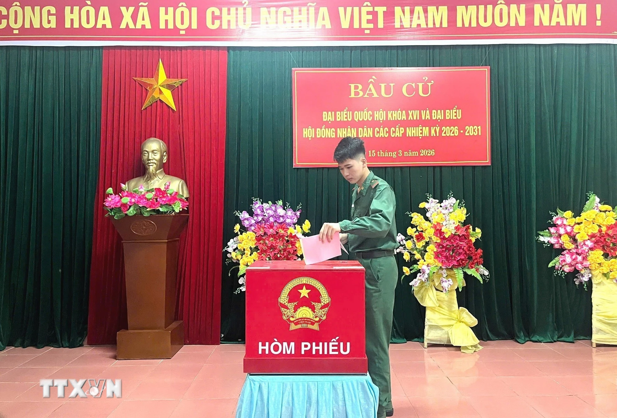 Mỗi lá phiếu gửi gắm niềm tin, kỳ vọng vào các đại biểu được chọn của cử tri khu vực biên giới. (Ảnh: TTXVN phát)