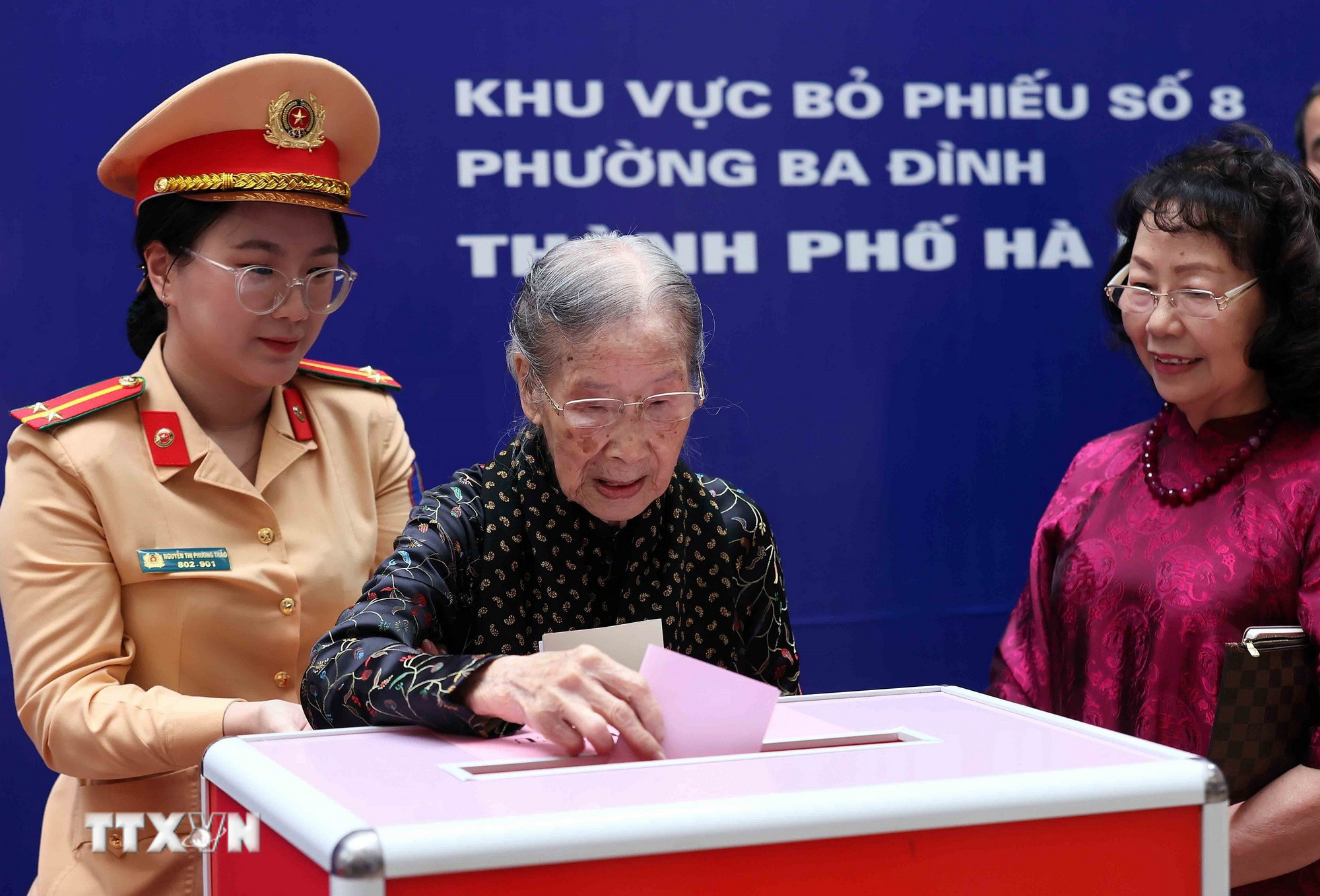 Cử tri Đoàn Thị Thuận, 101 tuổi, bỏ phiếu bầu cử tại điểm bầu cử Trường Tiểu học Phan Chu Trinh, Khu vực bỏ phiếu số 8, phường Ba Đình, thành phố Hà Nội. (Ảnh: An Đăng/TTXVN)