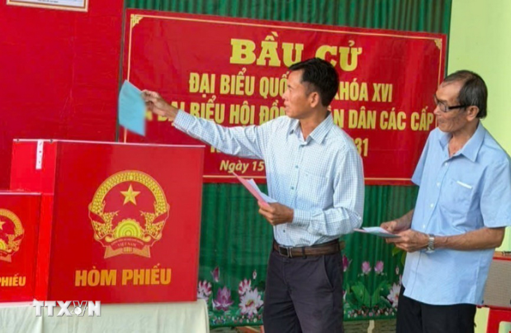 Các cử tri bỏ phiếu tại khu vực bỏ phiếu số 19, tổ 17, phường Long Bình. (Ảnh: Sỹ Tuyên/TTXVN)