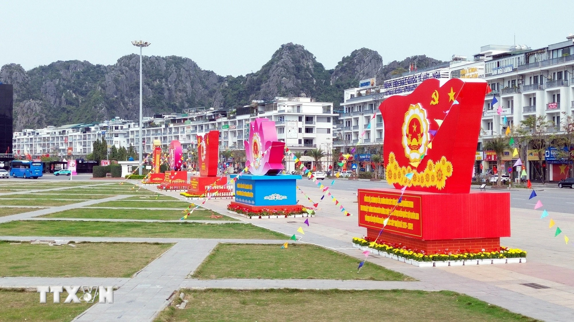 Các biểu trưng về bầu cử được đặt trên tuyến đường Trần Quốc Nghiễn trước Quảng trường 30/10, phường Hạ Long. (Ảnh: Đức Hiếu/TTXVN)