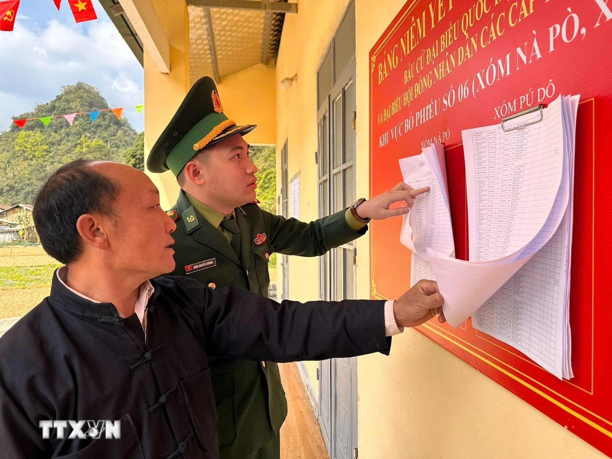 Bộ đội Biên phòng Cửa khẩu quốc tế Trà Lĩnh tuyên truyền bầu cử cho đồng bào vùng biên. (Ảnh: Chu Hiệu/TTXVN)