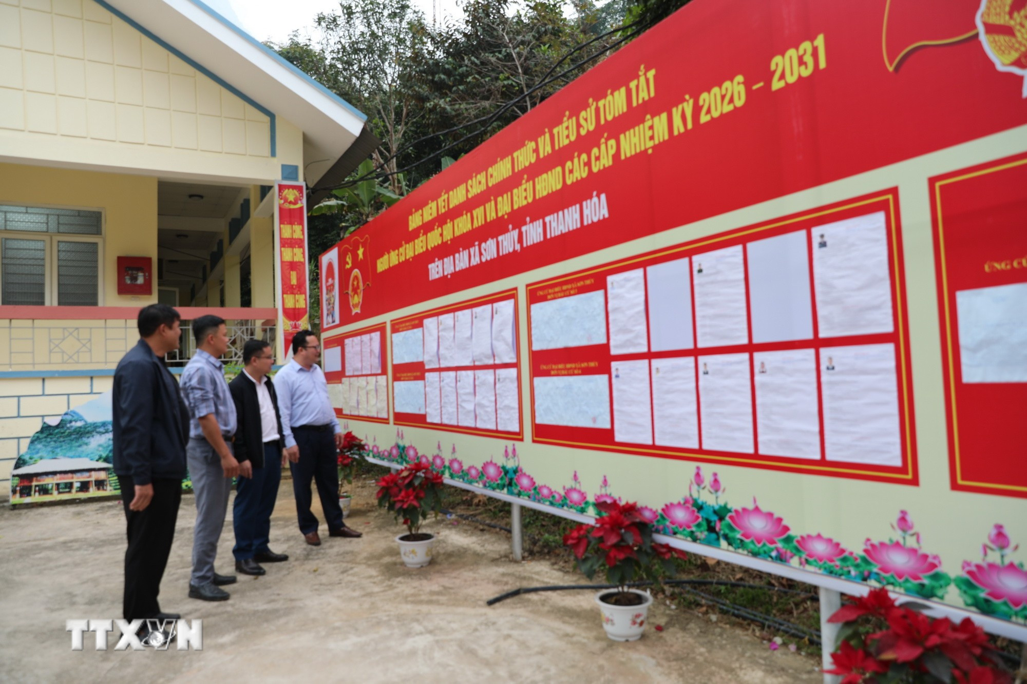 Xã vùng cao biên giới Sơn Thủy (Thanh Hóa) đã hoàn tất công tác trang trí khánh tiết tại những vị trí trung tâm, chuẩn bị sẵn sàng cho ngày hội lớn. (Ảnh: Khiếu Tư/TTXVN)