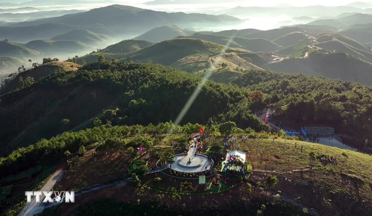 Cột mốc ngã ba biên giới ơ Bờ Y (Quảng Ngãi). (Ảnh: Cao Nguyên/TTXVN)