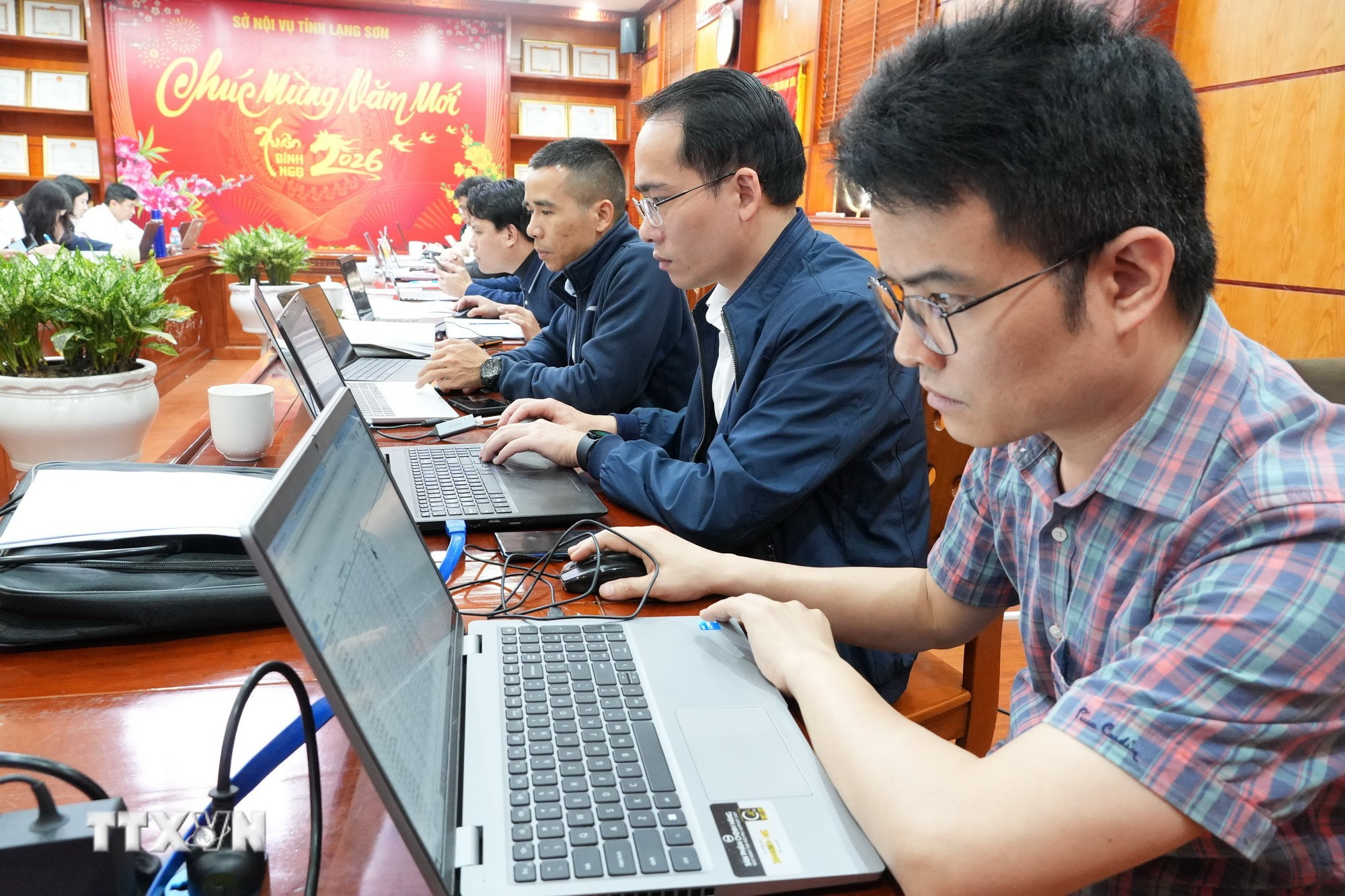 Các cán bộ đều cập nhật số liệu cử tri đi bầu cử trên hệ thống phần mềm thống nhất của tỉnh. (Ảnh: Tiến Vĩnh/TTXVN)