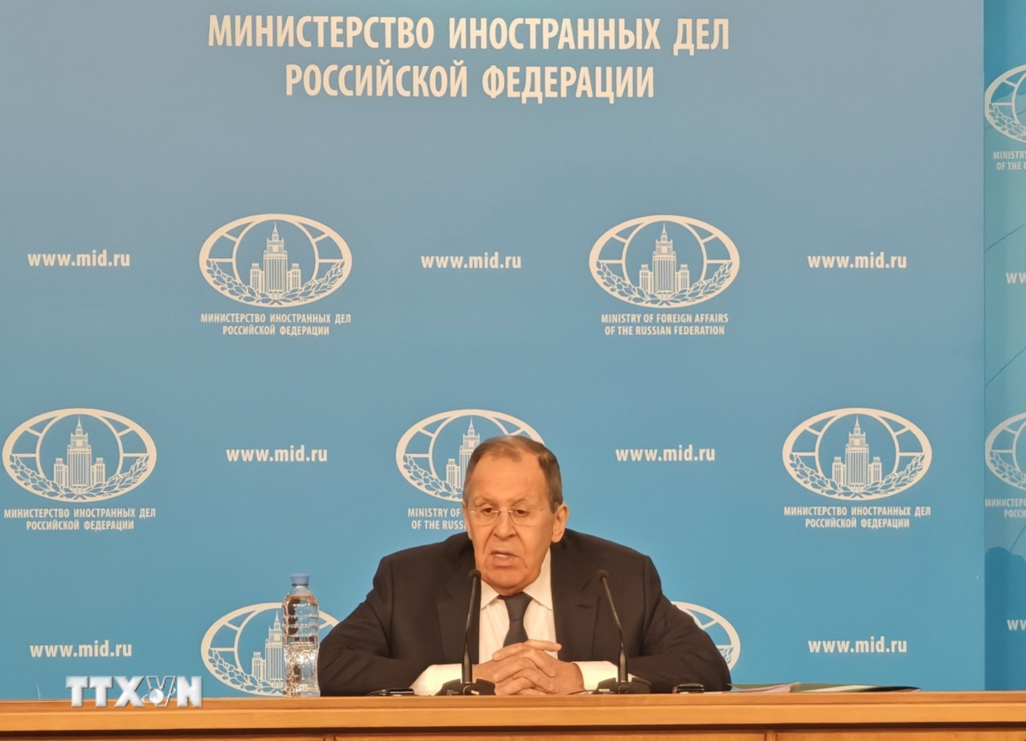 Ngoại trưởng Sergey Lavrov trả lời phóng viên TTXVN tại Liên bang Nga về Đại hội XIV. (Ảnh: Tâm Hằng/TTXVN)