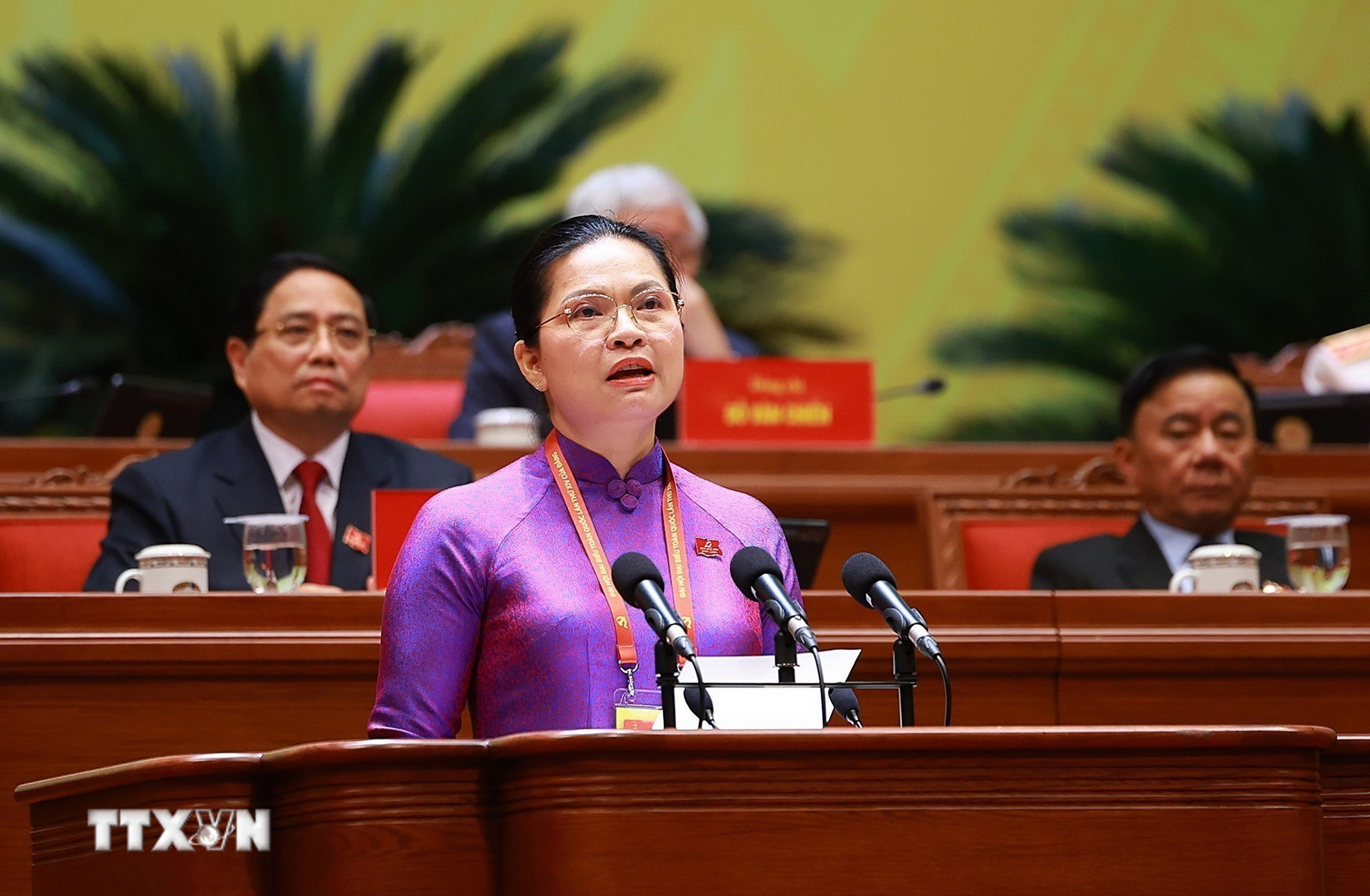 Đồng chí Hà Thị Nga, Ủy viên Trung ương Đảng, Phó Bí thư Thường trực Đảng ủy Mặt trận Tổ quốc, các đoàn thể Trung ương, Phó Chủ tịch, Tổng Thư ký Ủy ban Trung ương Mặt trận Tổ quốc Việt Nam, tham luận về vấn đề “Phát huy sức mạnh đoàn kết toàn dân tộc – nền tảng, động lực quan trọng thực hiện thắng lợi các mục tiêu phát triển đất nước trong kỷ nguyên mới”. (Ảnh: TTXVN)