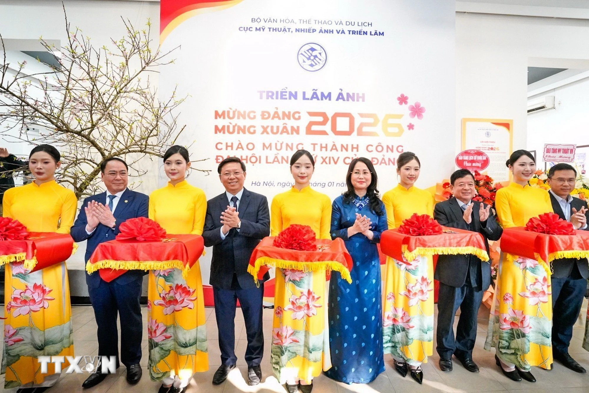 Các đại biểu cắt băng khai mạc triển lãm ảnh. (Ảnh: Khánh Hòa/TTXVN)