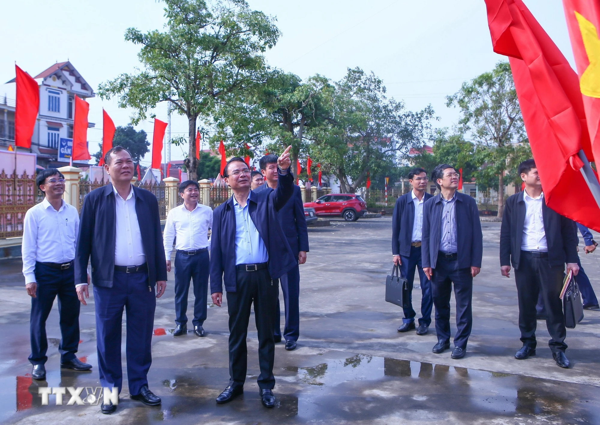 Bí thư Tỉnh ủy Ninh Bình Đặng Xuân Phong cùng đoàn công tác kiểm tra công tác tuyên truyền Đại hội đại biểu toàn quốc lần thứ XIV của Đảng tại xã Quỹ Nhất. (Ảnh: Công Luật/TTXVN)