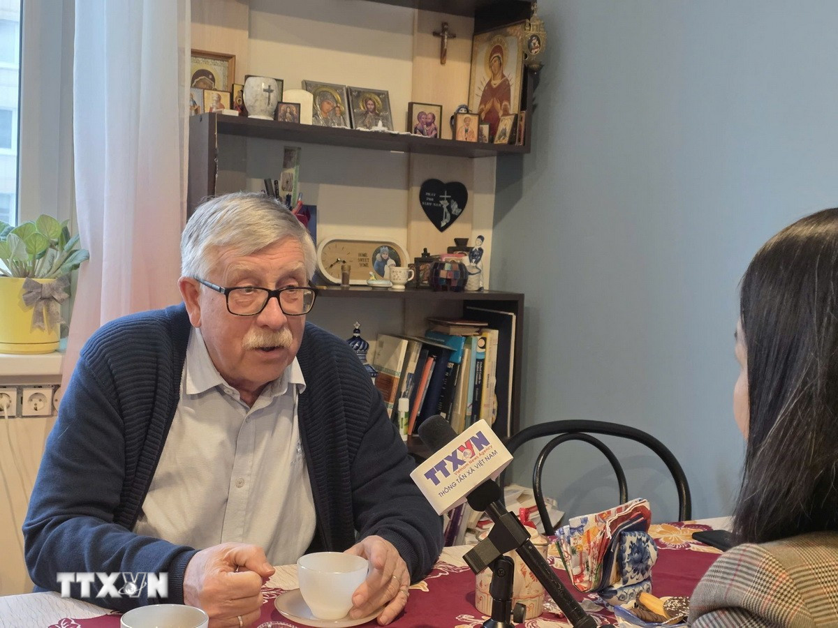 Tiến sỹ Petr Tsvetov trao đổi với phóng viên TTXVN tại Nga. (Ảnh: Trần Hải/TTXVN)